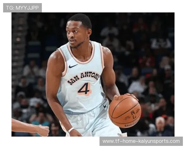 达龙·福克斯变向突入禁区上篮得分,马刺防线连续失位告急 达龙·福克斯变向突入禁区上篮得分,马刺防线连续失位告急